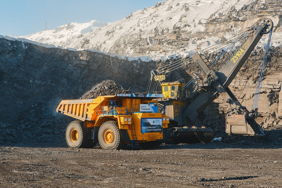 Впервые в истории угольной отрасли в Междуреченске были введены в строй сразу три именных БЕЛАЗа.