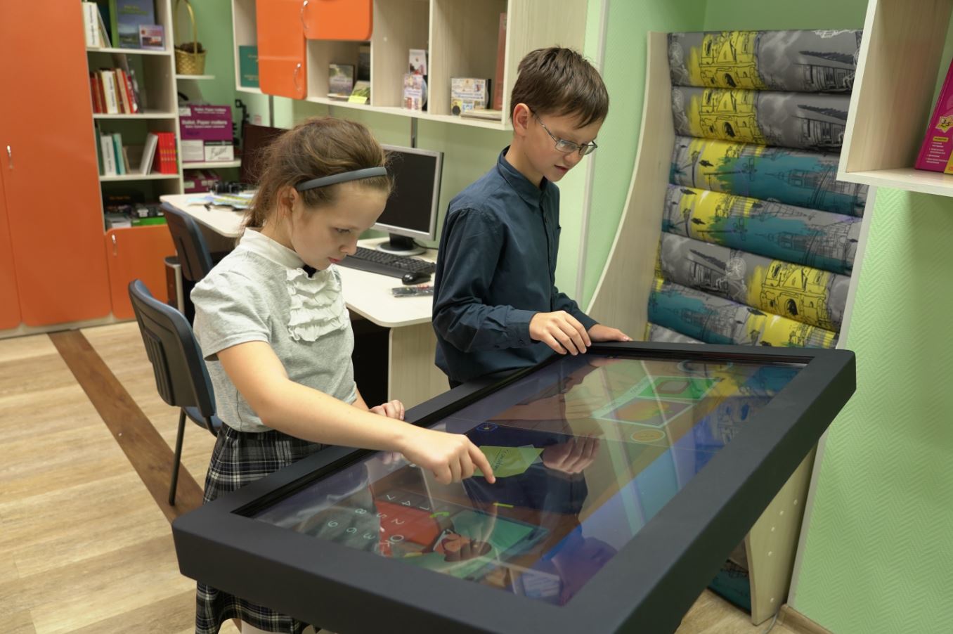 Интерактивные программы библиотек. Интерактивный стол для детей. Сенсорный стол интерактивный. Интерактивный стол в библиотеке. Интерактивный сенсорный стол для детской библиотеки.