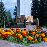 День памяти и скорби начался с возложения цветов