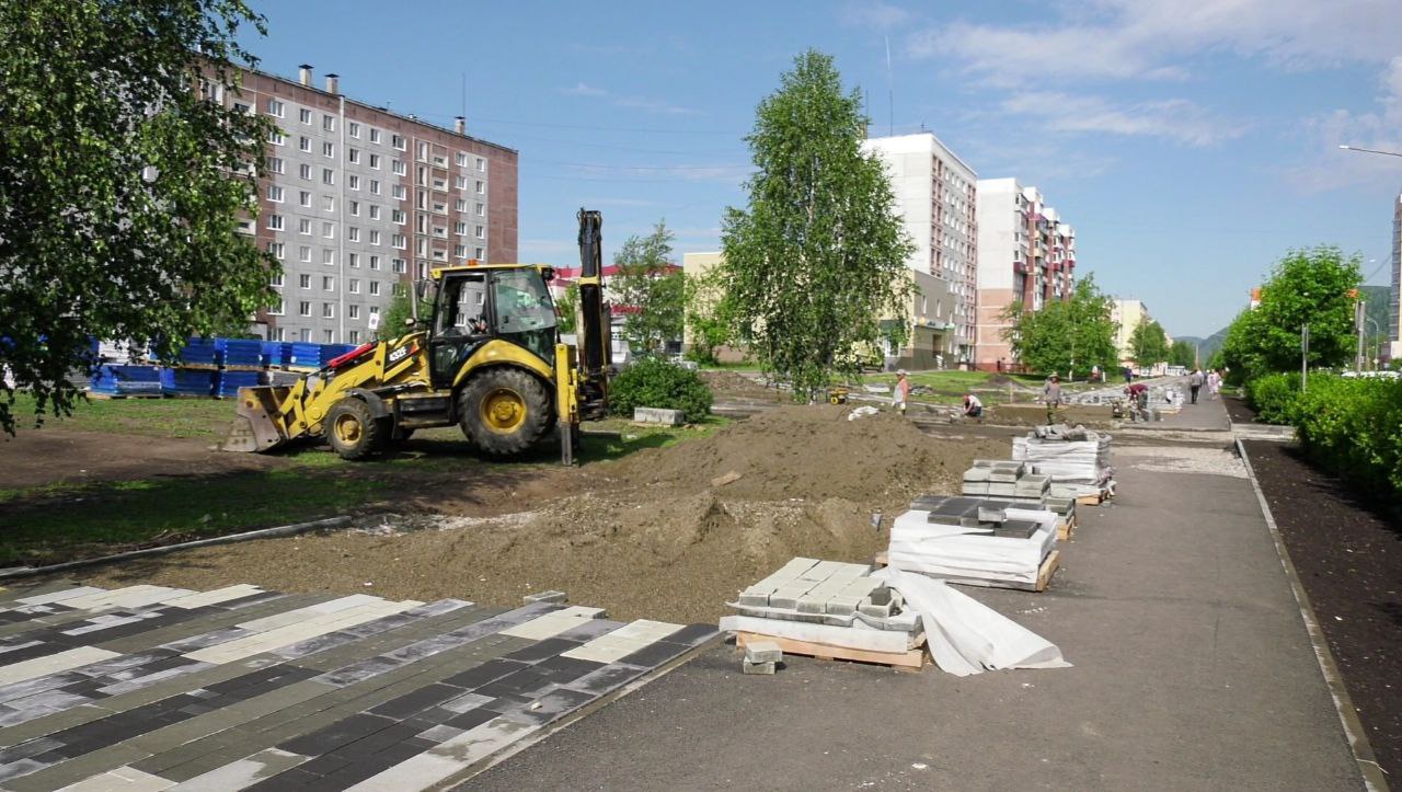 Завершается реконструкция пешеходной зоны – первого участка проспекта  Шахтёров: Дзержинского – Интернациональная | 16.06.2022 | Междуреченск -  БезФормата