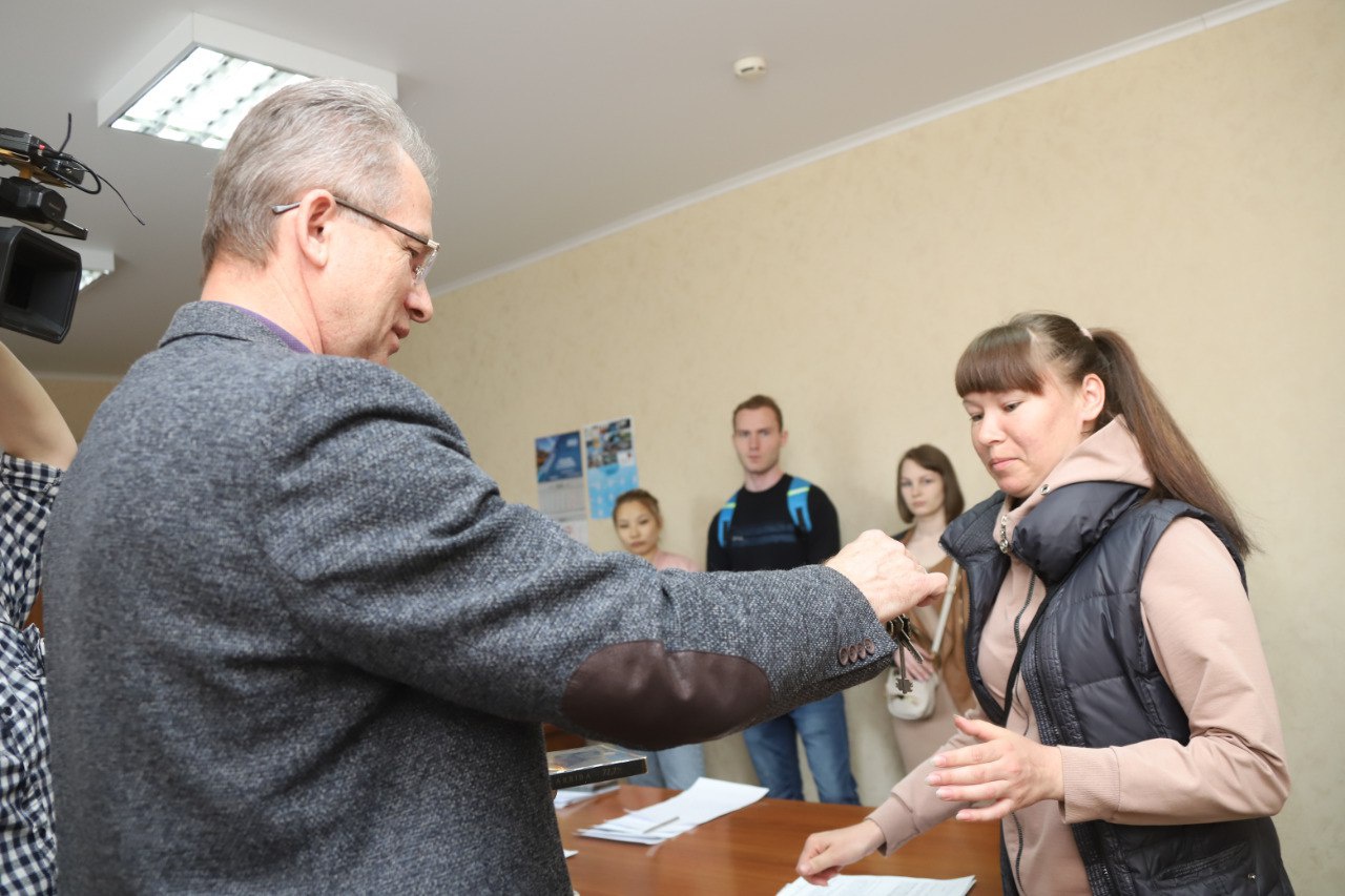 В Междуреченске вручили ключи девяти детям-сиротам | 13.05.2022 |  Междуреченск - БезФормата