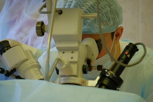Новый офтальмохирург провёл в Междуреченске первую операцию