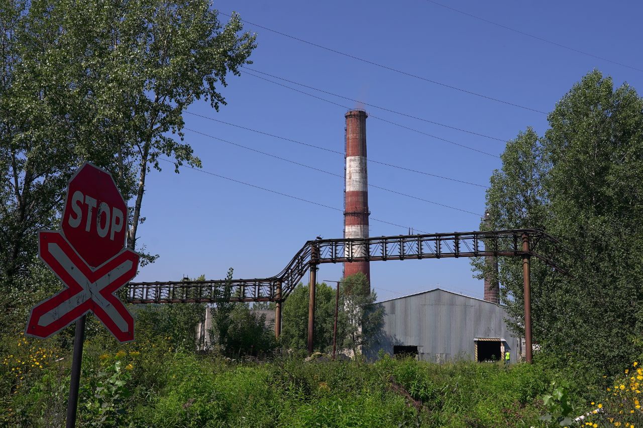 Демонтаж недействующей трубы на районной котельной | 08.08.2022 |  Междуреченск - БезФормата