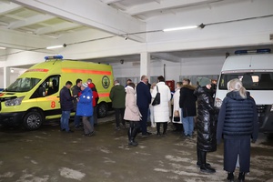 Во время пресс-тура в КуZбассе вручили новую партию машин скорой помощи