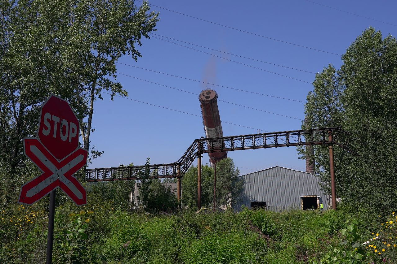 Демонтаж недействующей трубы на районной котельной | 08.08.2022 |  Междуреченск - БезФормата