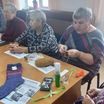 60 пар носков для участников СВО связали активисты нового Центра общения старшего поколения в Мариинске
