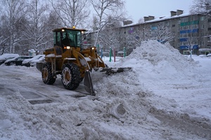 98 рабочих и 26 машин на улицах. Снег в Междуреченске чистят круглосуточно