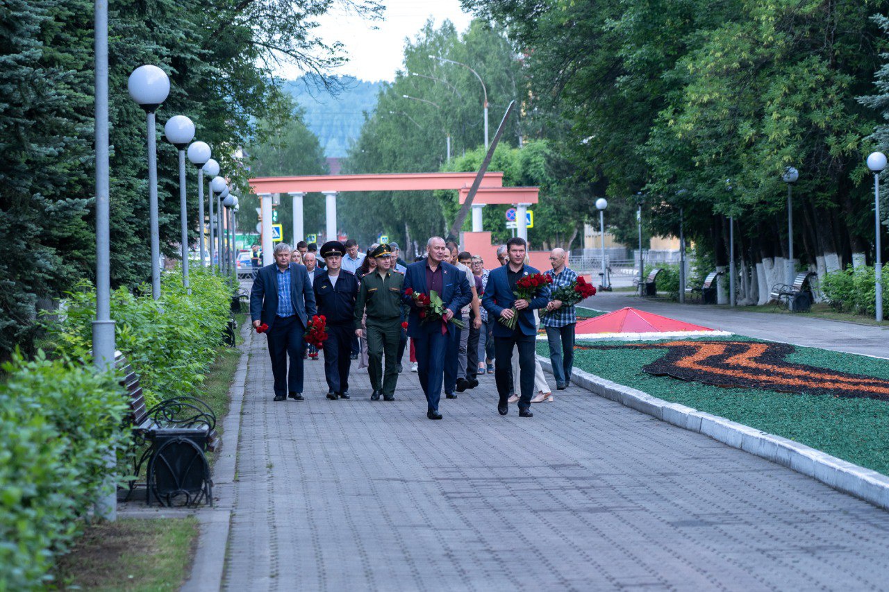 День памяти и скорби начался с возложения цветов | 22.06.2023 |  Междуреченск - БезФормата