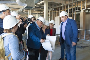 Глава Междуреченска Владимир Чернов провел пресс-тур для журналистов в строящемся спортивном комплексе с бассейном