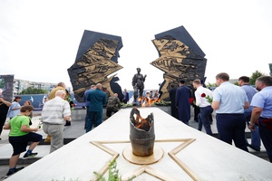 Вечный огонь зажгли на площади Защитников Донбасса у памятника Ольге Качуре в Новокузнецке