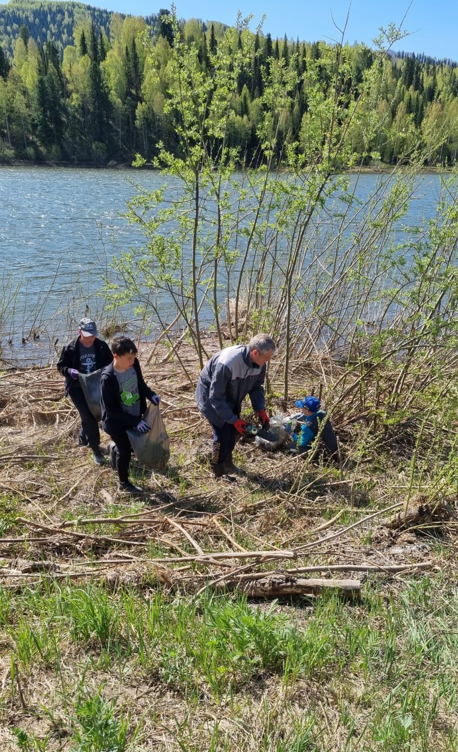 В Тебе провели субботник на берегу реки | 05.06.2023 | Междуреченский -  БезФормата