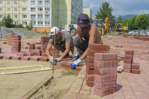 В Междуреченске продолжается ремонт площади «Праздничная»