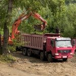 В Междуреченске начались работы на дамбе в районе Чебал-Су. Реконструкция необходима: гидротехническому сооружению 70 лет
