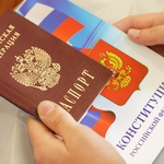 Илья Середюк вручил паспорта активистам Движения Первых