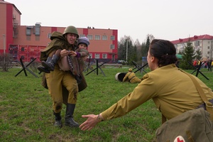Реалистично и с размахом. В Междуреченске состоялась военно-историческая реконструкция «Советский солдат спасает немецкую девочку»