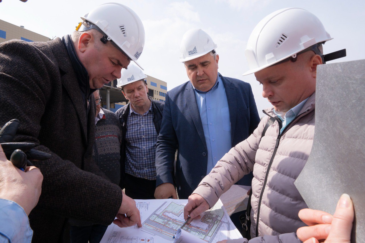 В Междуреченске состоялся выездной штаб на месте строительства  многопрофильной больницы | 20.04.2022 | Междуреченск - БезФормата